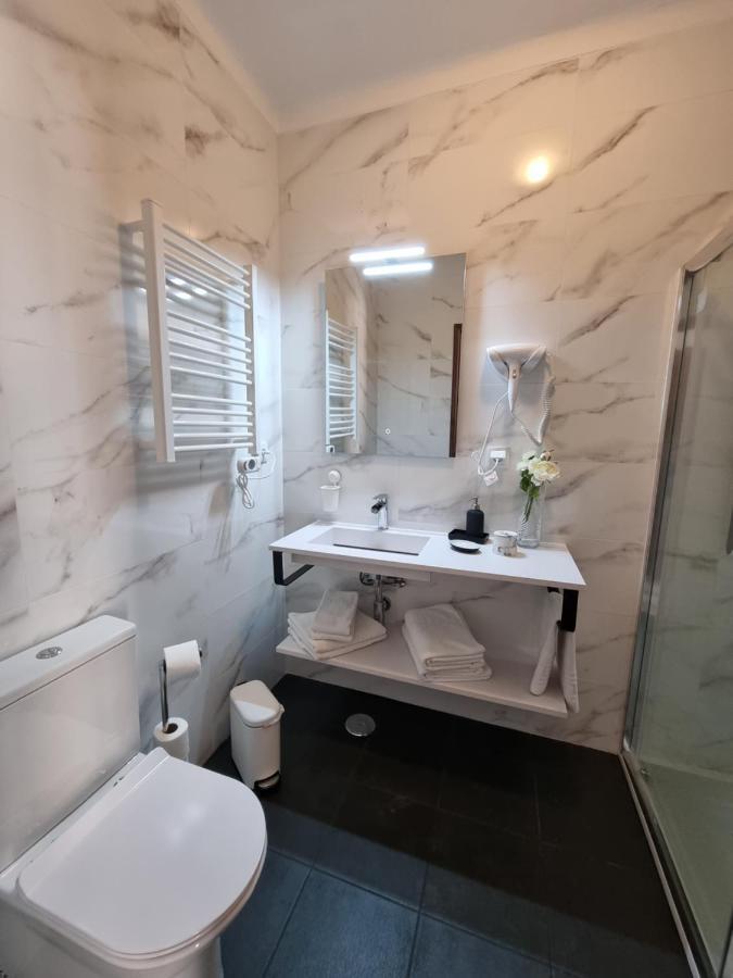 Apartmento Praia Da Dona Ana Лагуш Екстер'єр фото